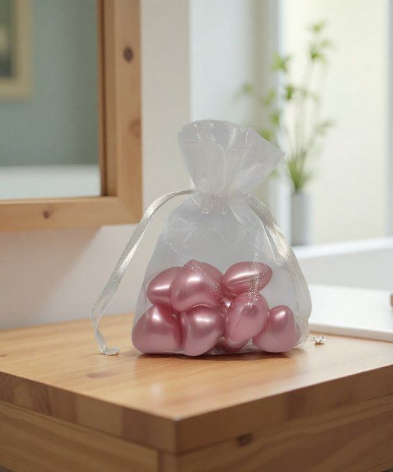 9 perles de bain coeur rose dans un sachet organza